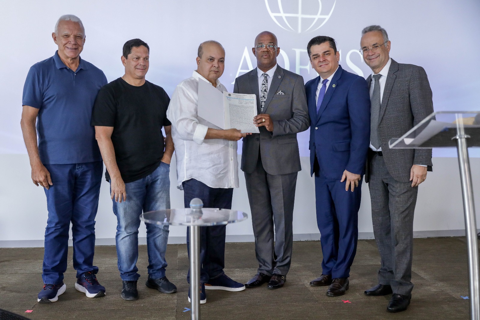 Governador Ibaneis Rocha entrega escritura de templo da Assembleia de Deus Campo Ceilândia Sul 