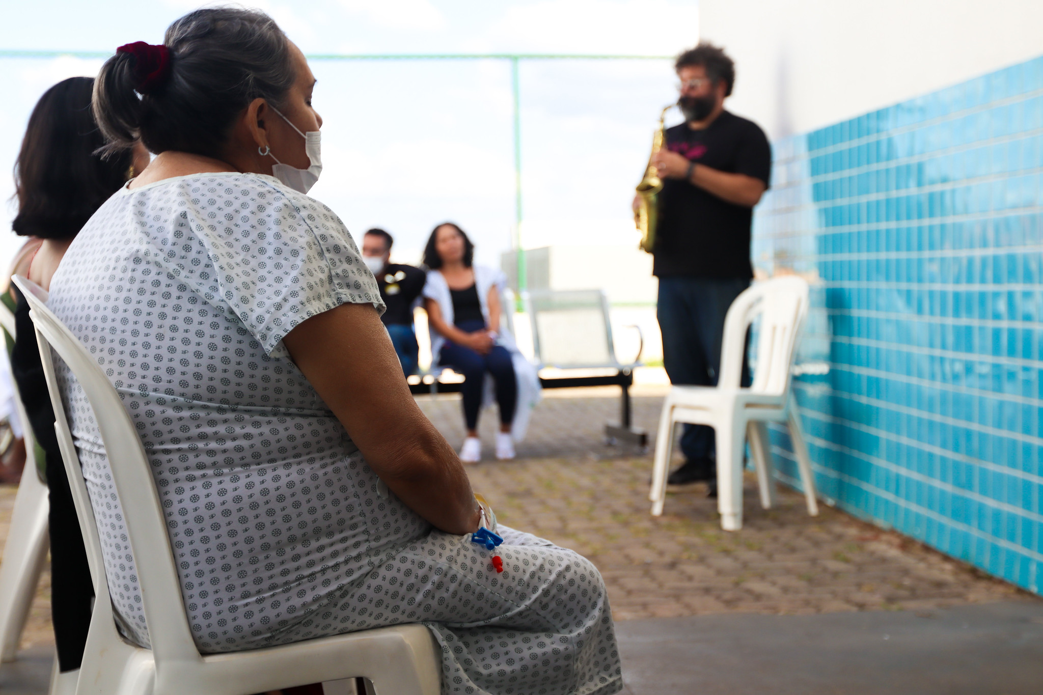 Apresentação musical transforma rotina de pacientes na UPA do Paranoá