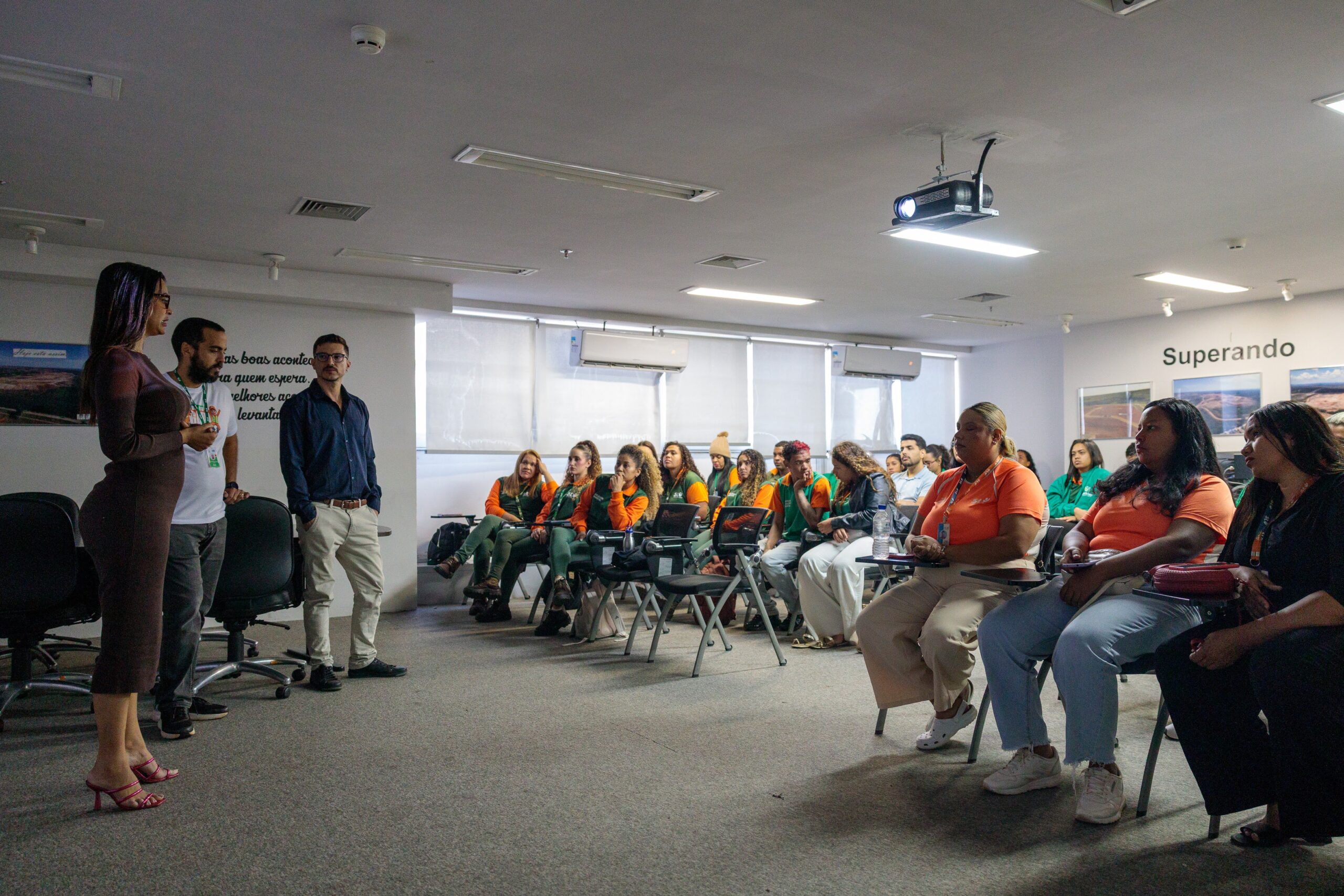 SLU capacita equipes que atuam na orientação sobre resíduos no DF