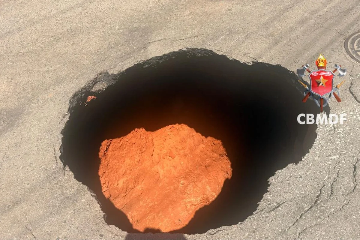 Cratera de 4 metros se abre no asfalto da 714 Norte, em Brasília