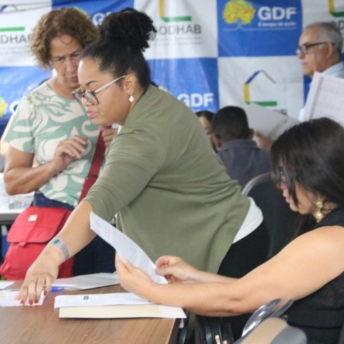 Beneficiários de programas habitacionais assinam contratos de individualização das moradias