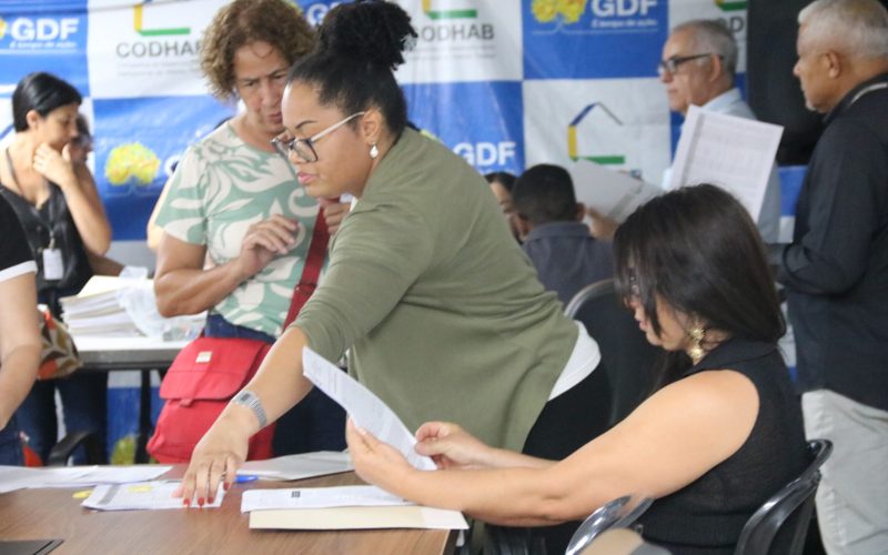 Beneficiários de programas habitacionais assinam contratos de individualização das moradias