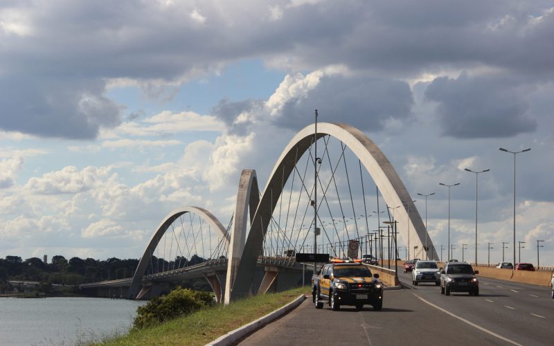 Domingo (4) tem intervenções de trânsito para corrida na orla da Ponte JK