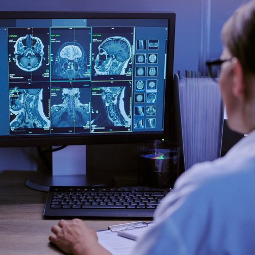 Aberta seleção para neurologia, psiquiatria e oftalmologia com salários de até R$ 16 mil 