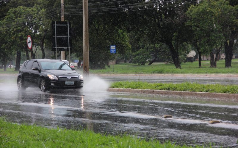 Chegada das chuvas no DF exige mais cuidado no trânsito; veja recomendações