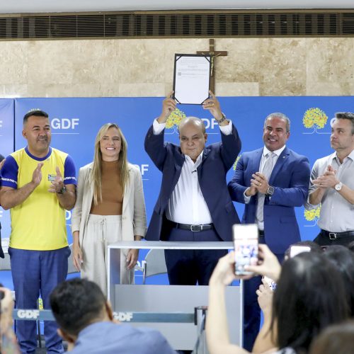 Ibaneis Rocha sanciona projeto de lei que cria o Cartão Uniforme Escolar no DF