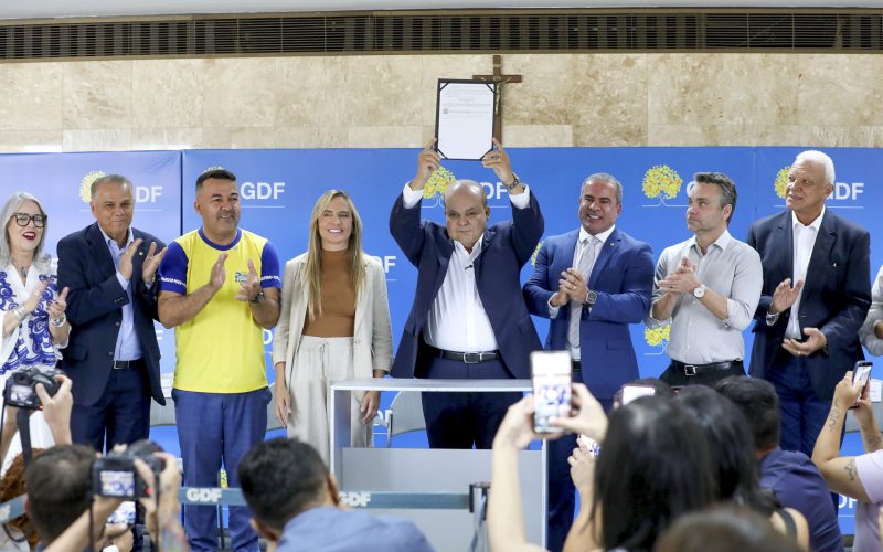 Ibaneis Rocha sanciona projeto de lei que cria o Cartão Uniforme Escolar no DF