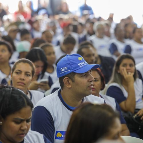 Trezentos alunos do RenovaDF iniciam estágio remunerado em empresas da construção civil