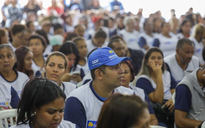Trezentos alunos do RenovaDF iniciam estágio remunerado em empresas da construção civil