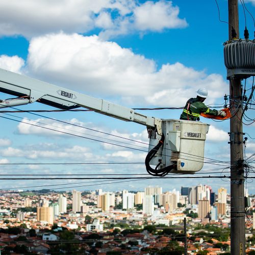 Áreas de quatro regiões terão o fornecimento de energia suspenso nesta terça (28) para serviços na rede