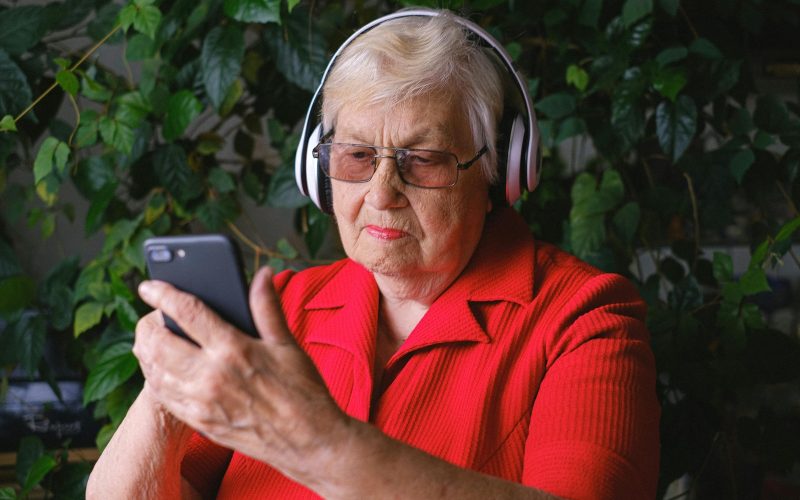 Pdad Ampliada aponta que mais de 287 mil idosos do Distrito Federal estão conectados à internet