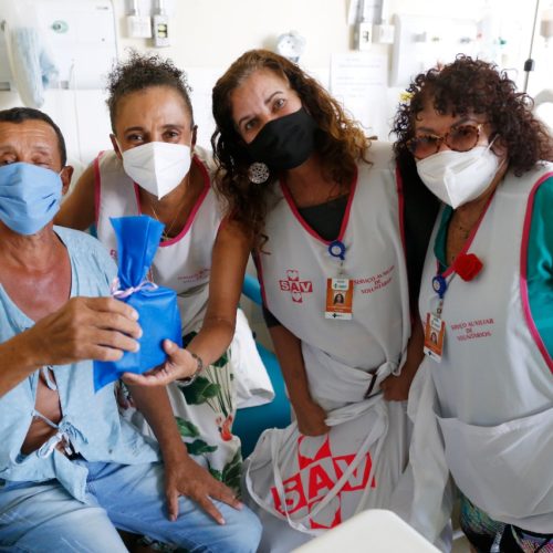Voluntários transformam tempo em cuidado há 61 anos no Hospital de Base 