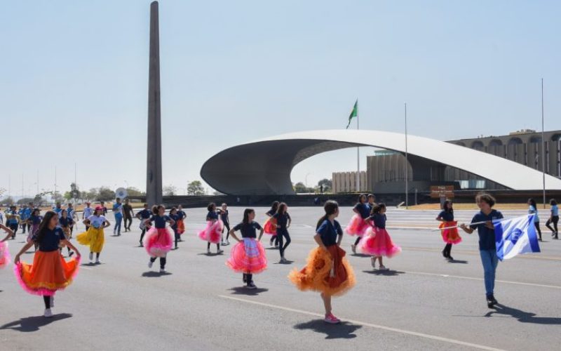 Estudantes participam de ensaio geral para o desfile de 7 de Setembro