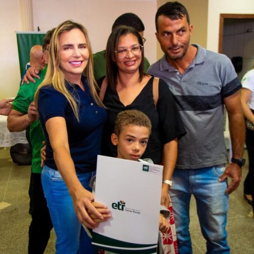 Vice-governadora entrega Contratos de Concessão de Direito de Uso para produtores do Paranoá