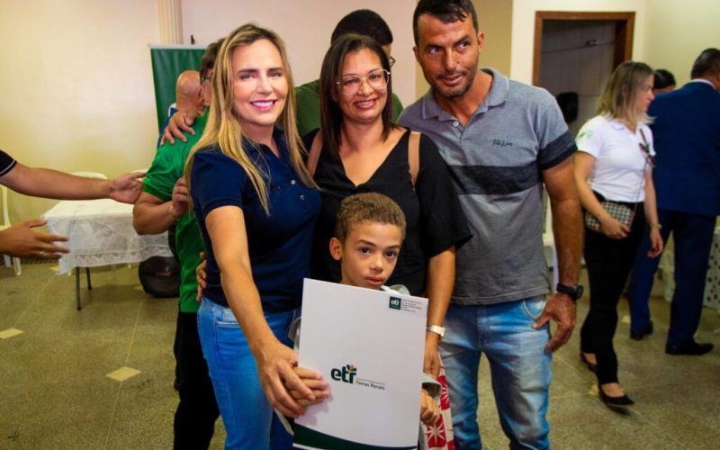 Vice-governadora entrega Contratos de Concessão de Direito de Uso para produtores do Paranoá