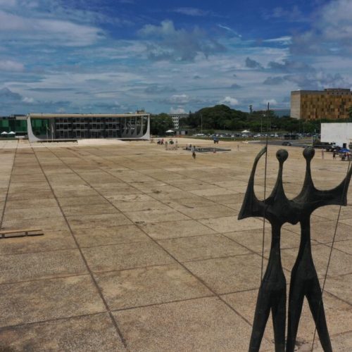 Após reforma, GDF inicia limpeza de pedras portuguesas da Praça dos Três Poderes