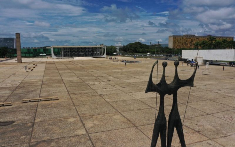 Após reforma, GDF inicia limpeza de pedras portuguesas da Praça dos Três Poderes