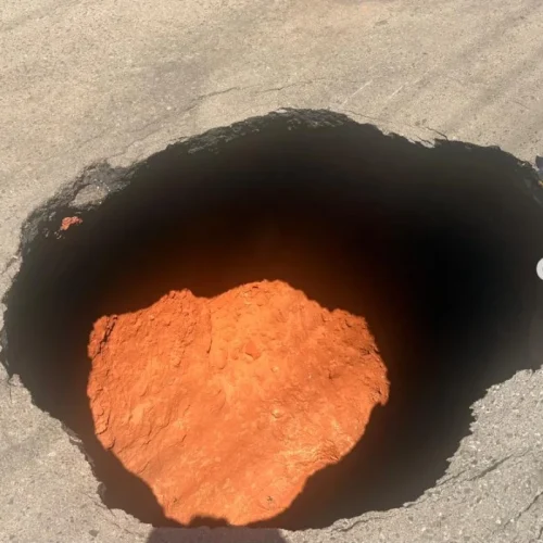 Cratera de 4 metros se abre no asfalto da 714 Norte, em Brasília