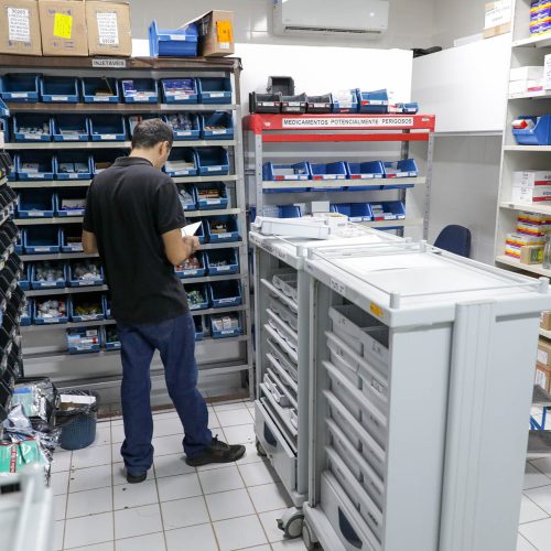 Reformada, farmácia do Hospital Regional de Samambaia aprimora atendimento