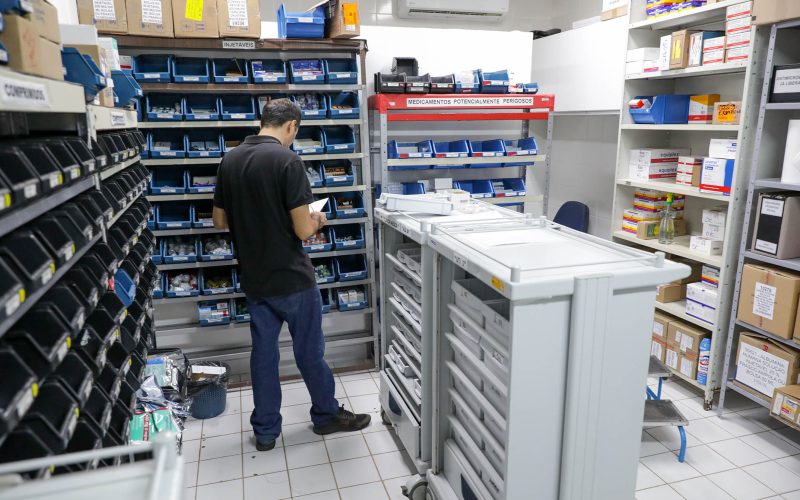 Reformada, farmácia do Hospital Regional de Samambaia aprimora atendimento