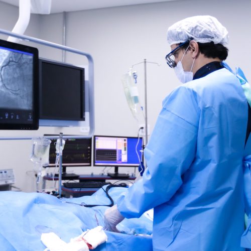 Ampliada oferta de tratamento menos invasivo para obstruções nas artérias do coração no Hospital de Base