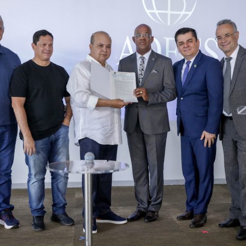 Governador Ibaneis Rocha entrega escritura de templo da Assembleia de Deus Campo Ceilândia Sul 