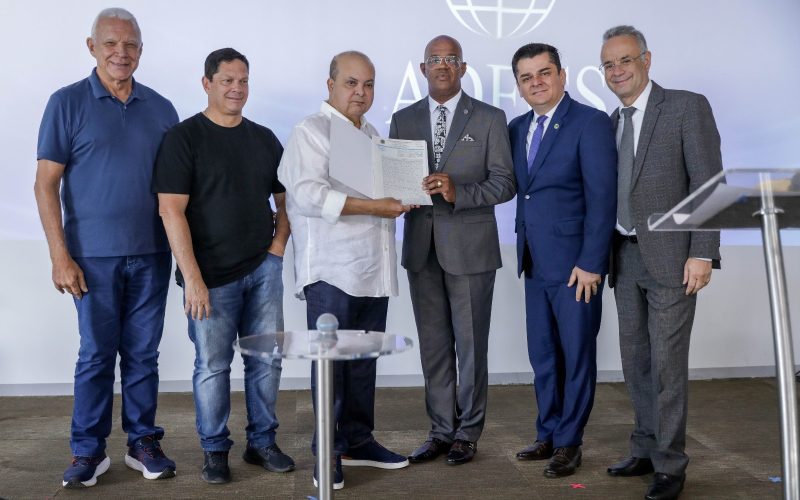 Governador Ibaneis Rocha entrega escritura de templo da Assembleia de Deus Campo Ceilândia Sul 