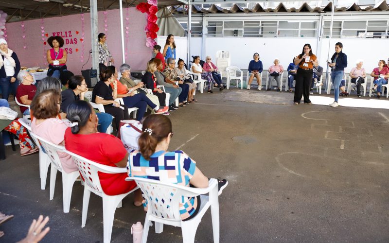 Profissionais orientam pacientes sobre o uso racional de medicamentos