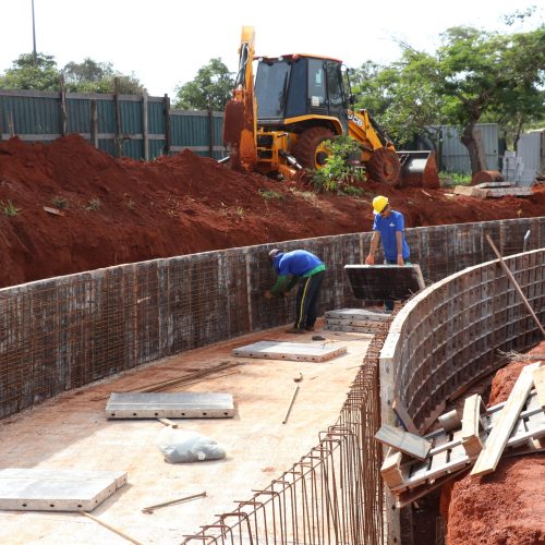 Obra na Piscina de Ondas inicia instalação hidráulica e estrutura de concreto do rio lento