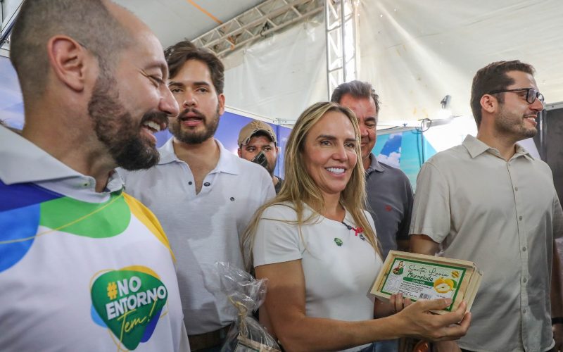 Em visita à feira na Torre de TV, Celina Leão destaca integração entre DF e Entorno