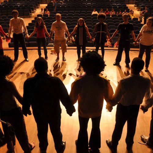 Oficina gratuita de teatro musical abre inscrições para jovens de Taguatinga