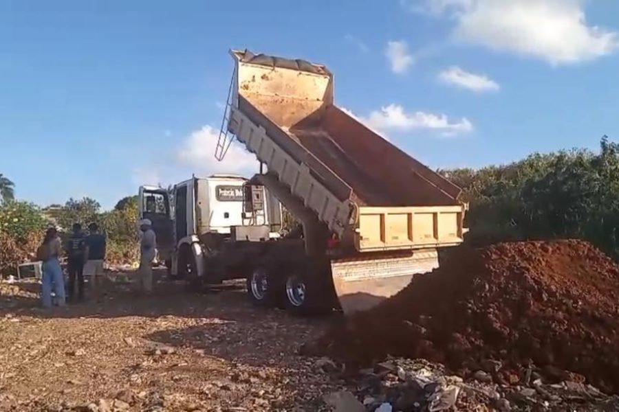 DF Legal multa e apreende caminhões no Guará por descarte irregular de resíduos