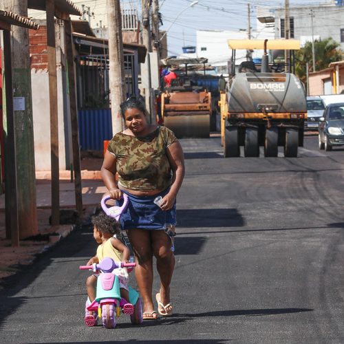 Fim da poeira e da lama: ruas da Chácara 203 do Sol Nascente recebem pavimentação e rede de drenagem
