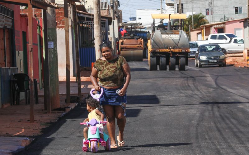 Fim da poeira e da lama: ruas da Chácara 203 do Sol Nascente recebem pavimentação e rede de drenagem