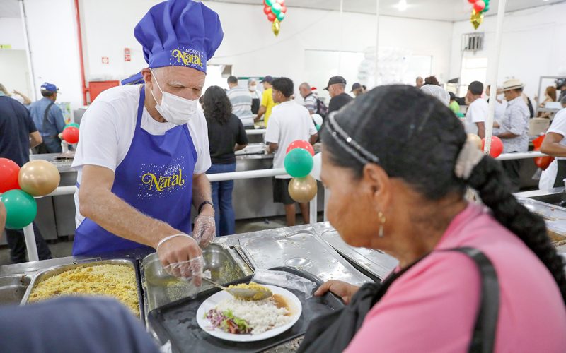 Restaurante Comunitário de Ceilândia tem clima natalino em celebração especial para famílias da cidade
