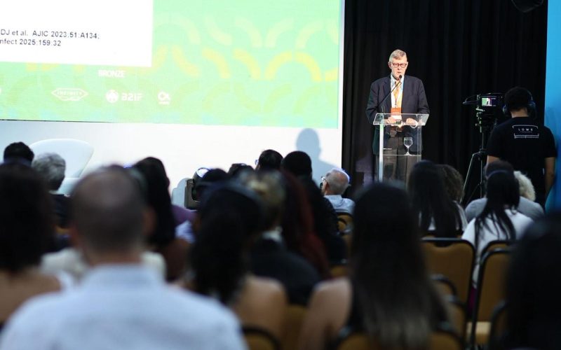 Durante congresso em Brasília, infectologista norte-americano reforça importância da desinfecção do ambiente hospitalar