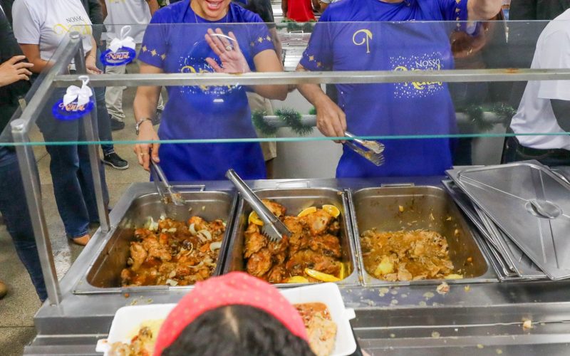 Nosso Natal: governador Ibaneis Rocha celebra almoço natalino no Restaurante Comunitário do Sol Nascente