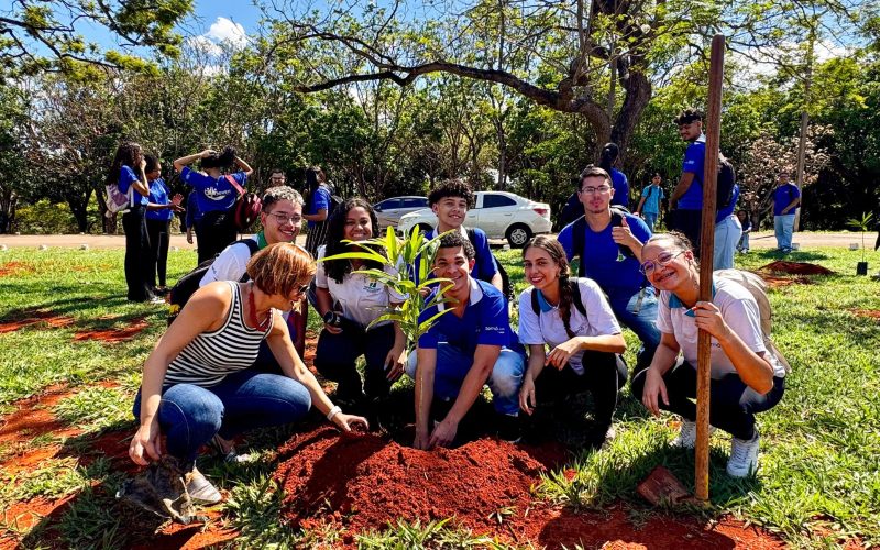 Educação e meio ambiente: jovens realizam plantio no Zoológico de Brasília