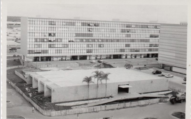 Arquivo Público do DF recebe acervo fotográfico inédito do arquiteto Stellio Seabra, autor do Jardim de Infância da 308 Sul