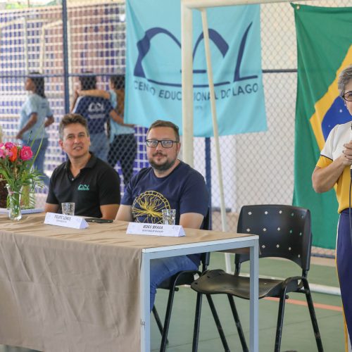 Selecionado para participar de programa na Suíça, professor de escola pública do DF é recepcionado com festa na volta