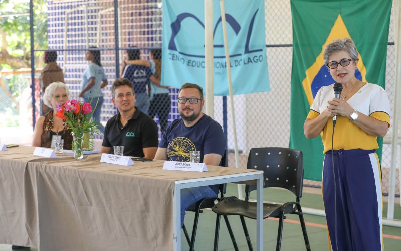 Selecionado para participar de programa na Suíça, professor de escola pública do DF é recepcionado com festa na volta