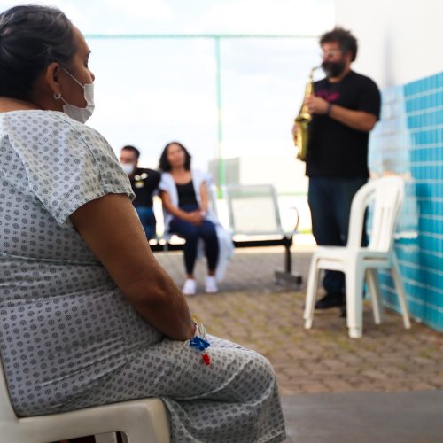 Apresentação musical transforma rotina de pacientes na UPA do Paranoá