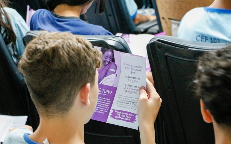 Alunos do CEF 101 participam de palestra sobre vacinação contra o HPV