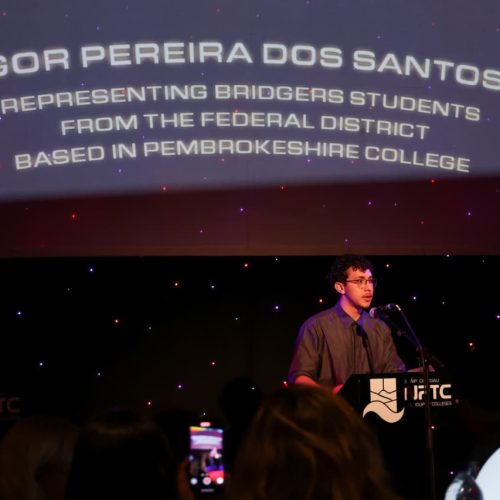 Estudantes do DF celebram formatura do Pontes para o Mundo no País de Gales