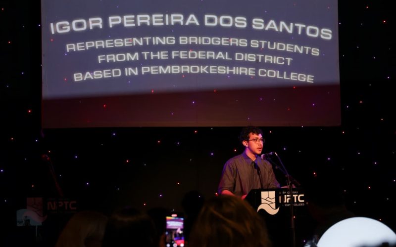 Estudantes do DF celebram formatura do Pontes para o Mundo no País de Gales