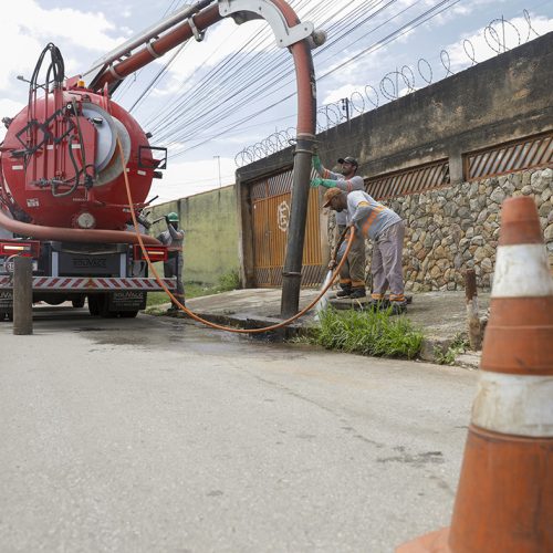 Sistema mecanizado já retirou mais de 248 mil toneladas de resíduos de bocas de lobo e galerias pluviais no DF