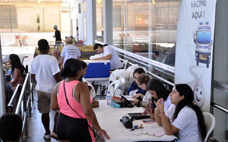 Carro da Vacina leva imunização a pontos de grande circulação em Ceilândia