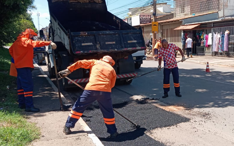 Força-tarefa aplica 25 toneladas de asfalto e remove 64 toneladas de entulho em Ceilândia